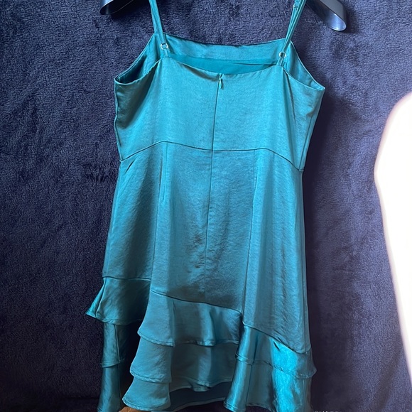 🌺 Lulus Green Satin Dress - Picture 3 of 3